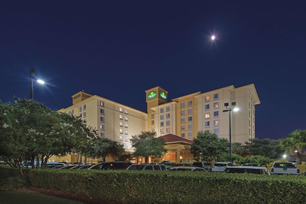 Отель La Quinta By Wyndham San Antonio Airport Экстерьер фото
