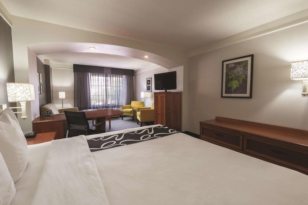 Отель La Quinta By Wyndham San Antonio Airport Экстерьер фото