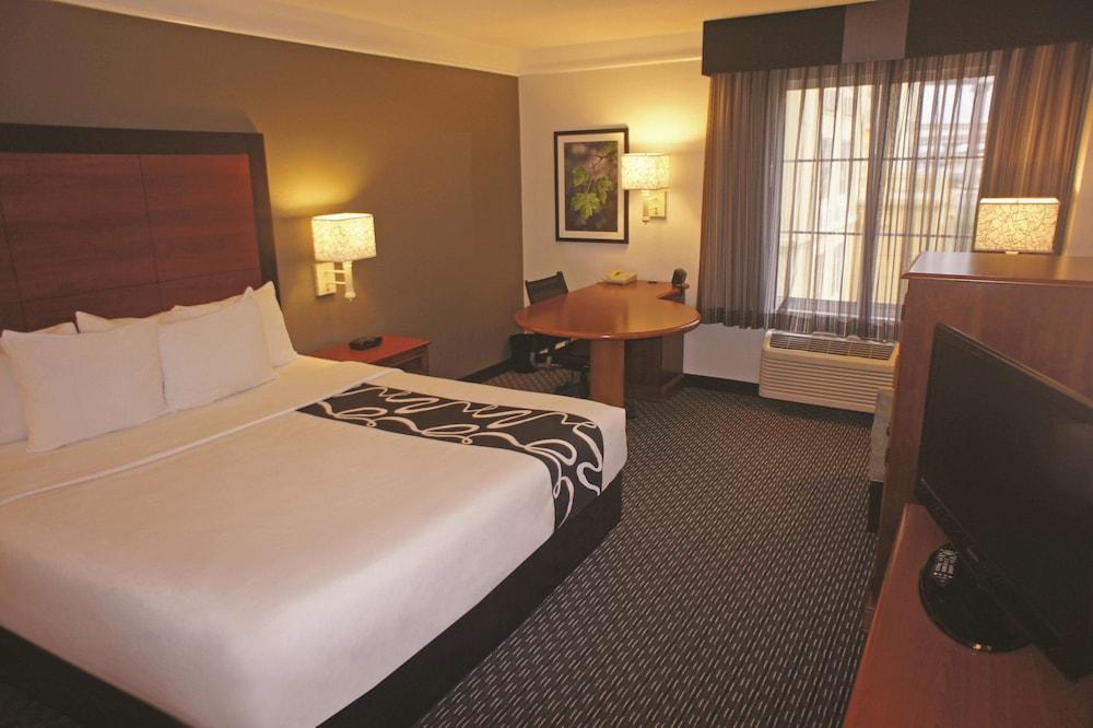 Отель La Quinta By Wyndham San Antonio Airport Экстерьер фото