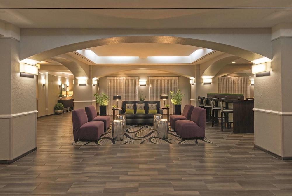 Отель La Quinta By Wyndham San Antonio Airport Экстерьер фото