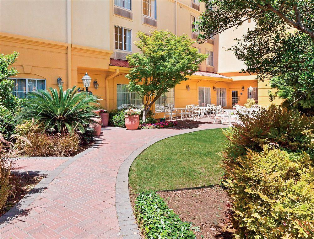 Отель La Quinta By Wyndham San Antonio Airport Экстерьер фото