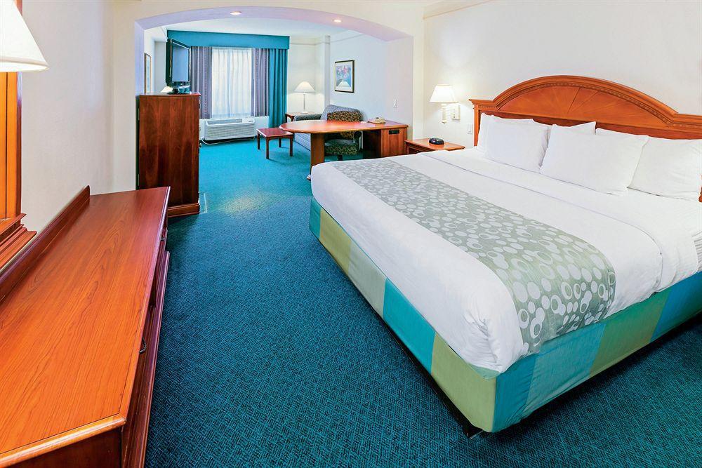 Отель La Quinta By Wyndham San Antonio Airport Экстерьер фото