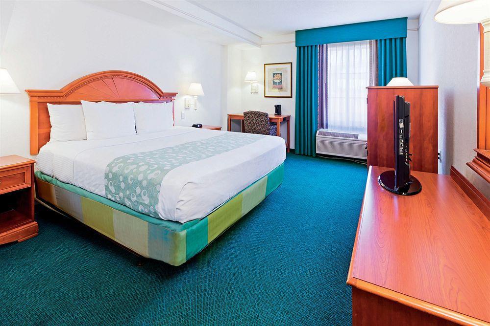Отель La Quinta By Wyndham San Antonio Airport Экстерьер фото