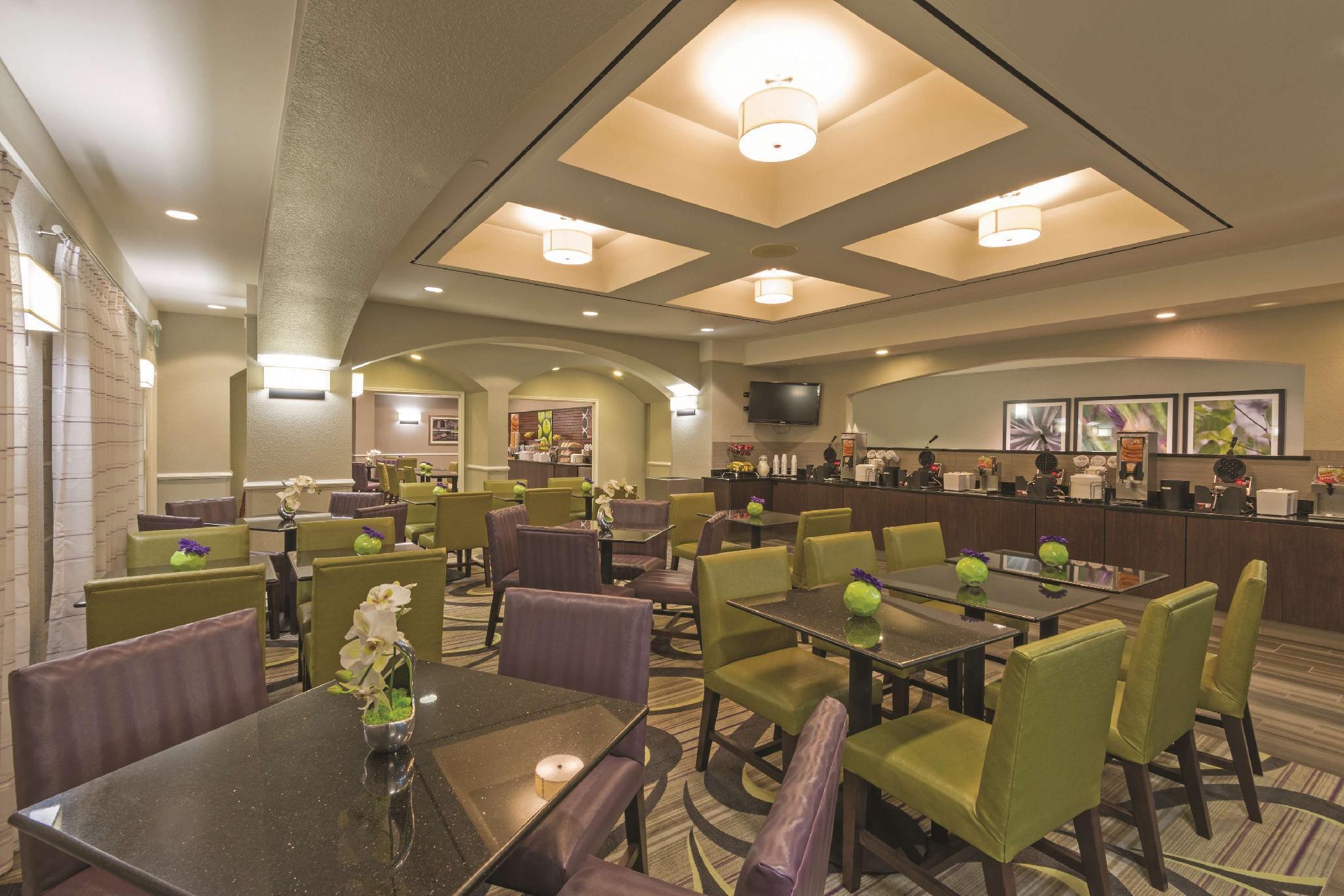 Отель La Quinta By Wyndham San Antonio Airport Экстерьер фото