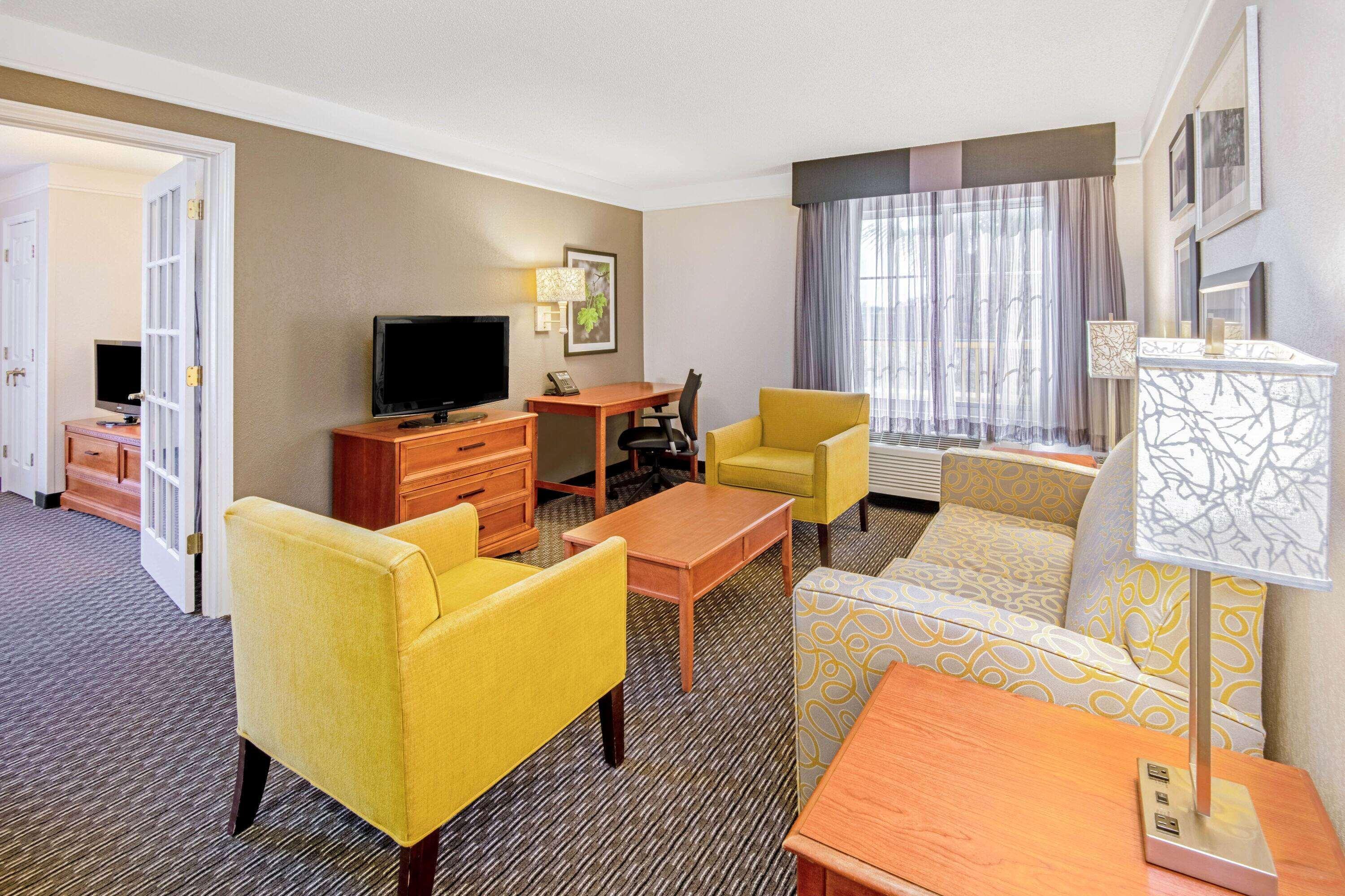 Отель La Quinta By Wyndham San Antonio Airport Экстерьер фото