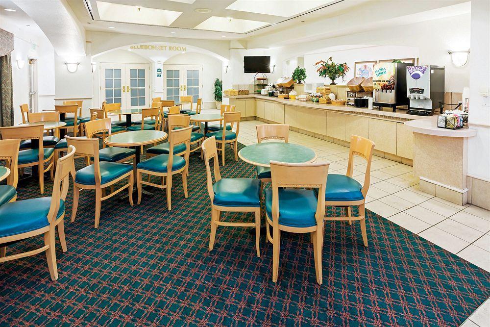 Отель La Quinta By Wyndham San Antonio Airport Экстерьер фото