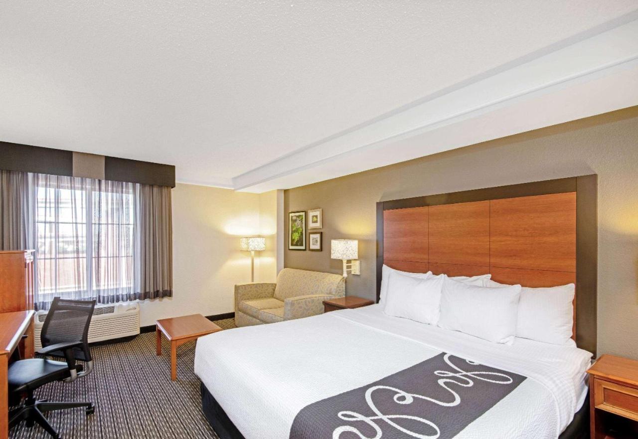 Отель La Quinta By Wyndham San Antonio Airport Экстерьер фото