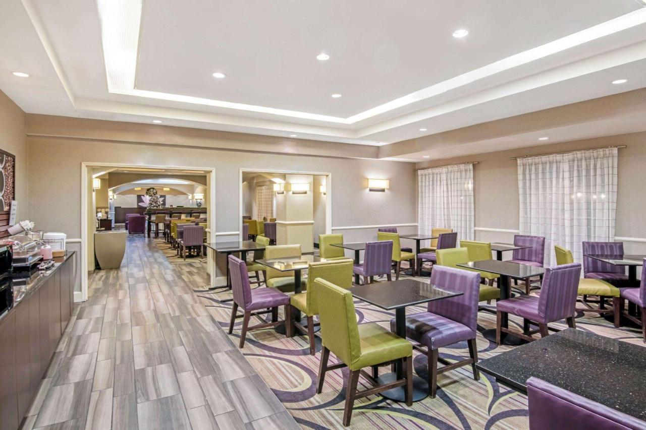 Отель La Quinta By Wyndham San Antonio Airport Экстерьер фото