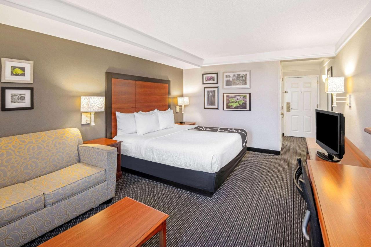 Отель La Quinta By Wyndham San Antonio Airport Экстерьер фото