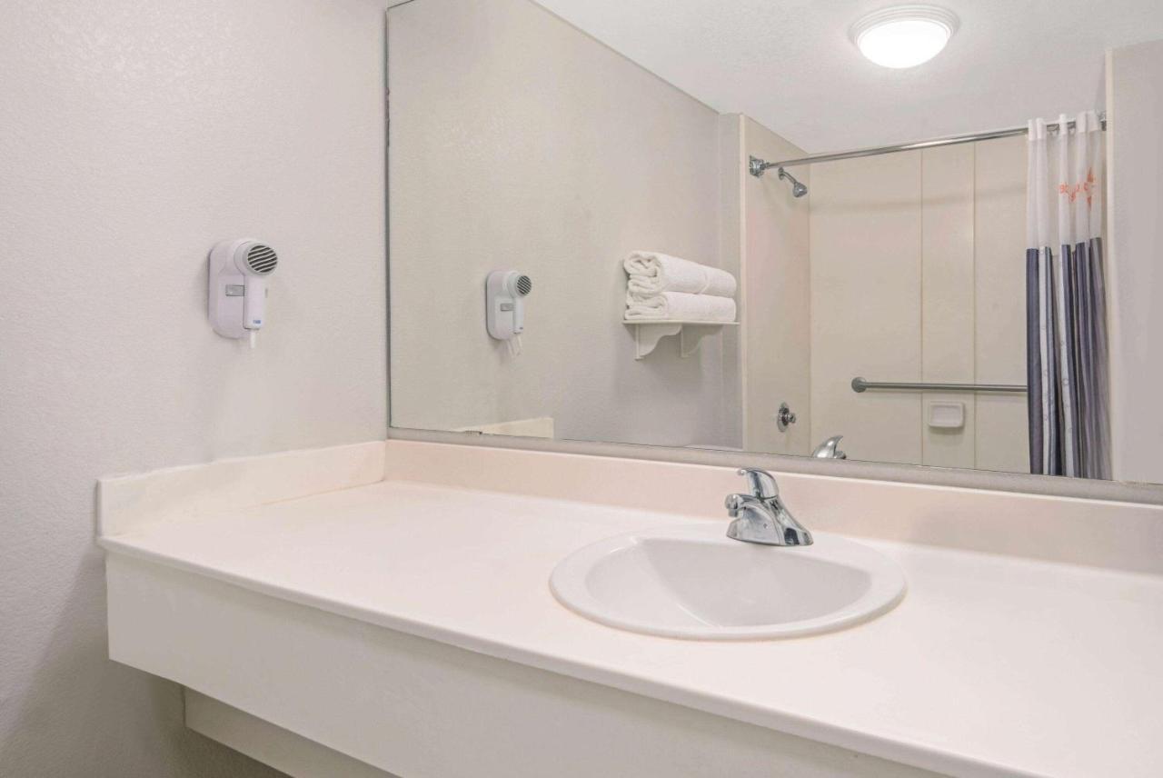 Отель La Quinta By Wyndham San Antonio Airport Экстерьер фото
