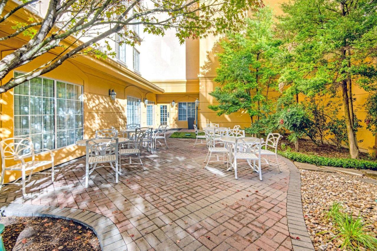 Отель La Quinta By Wyndham San Antonio Airport Экстерьер фото