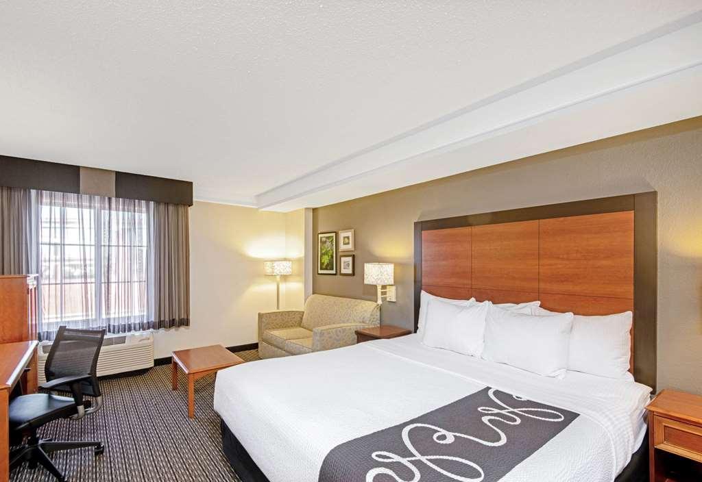 Отель La Quinta By Wyndham San Antonio Airport Номер фото