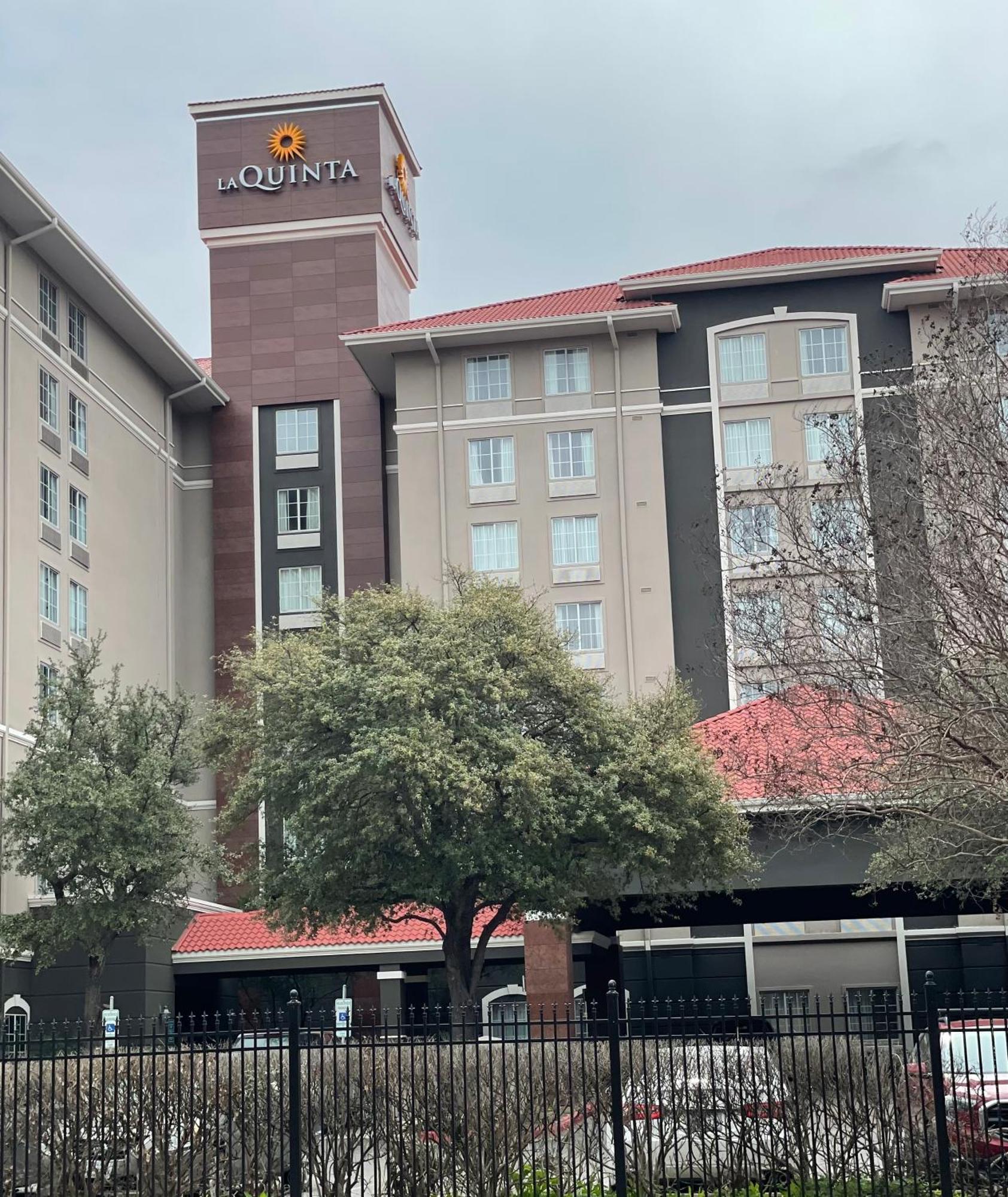 Отель La Quinta By Wyndham San Antonio Airport Экстерьер фото