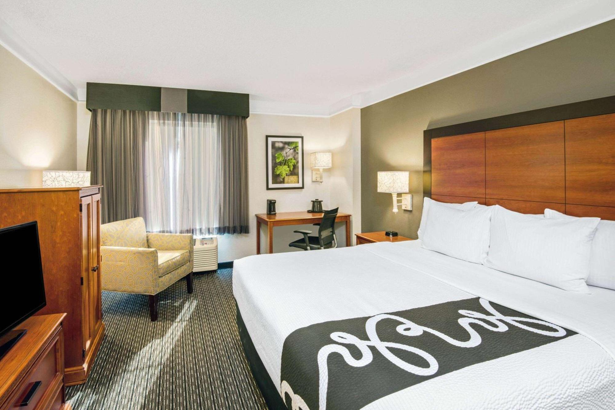 Отель La Quinta By Wyndham San Antonio Airport Экстерьер фото