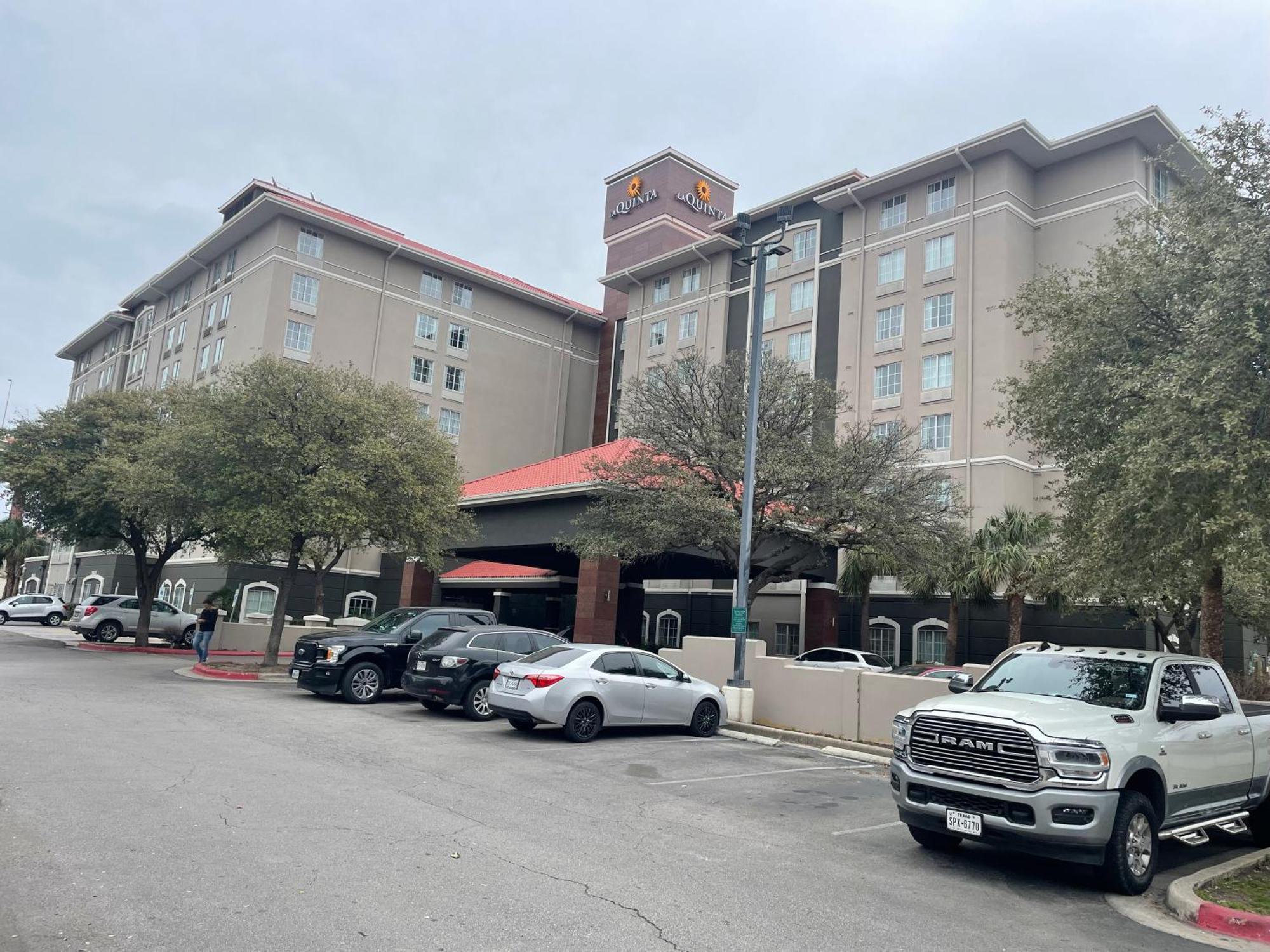 Отель La Quinta By Wyndham San Antonio Airport Экстерьер фото