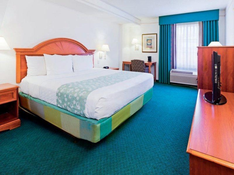 Отель La Quinta By Wyndham San Antonio Airport Экстерьер фото