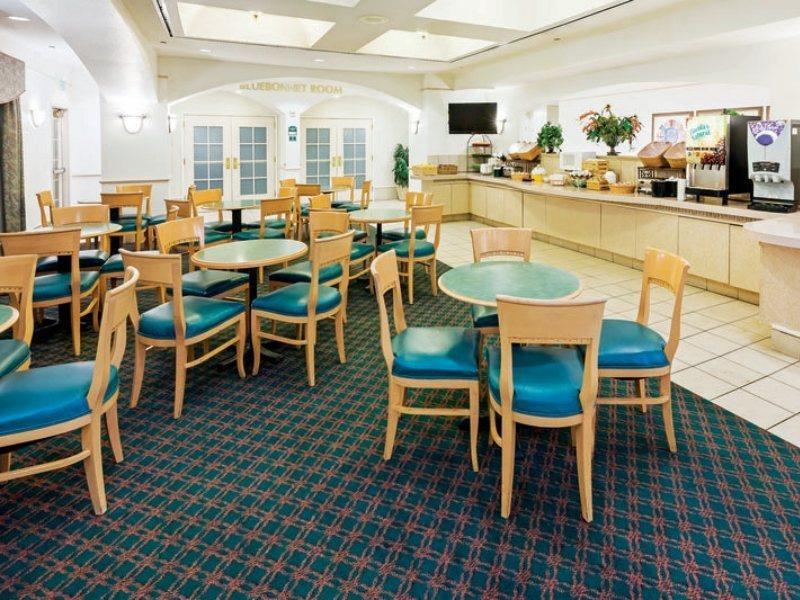 Отель La Quinta By Wyndham San Antonio Airport Экстерьер фото