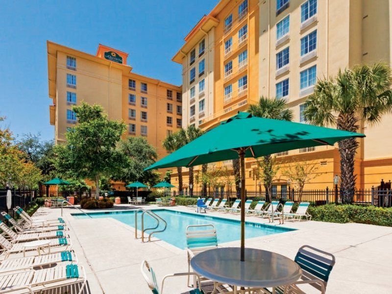 Отель La Quinta By Wyndham San Antonio Airport Экстерьер фото